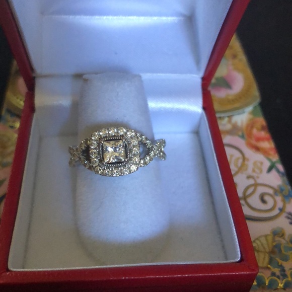 Diamond Engagement Ring. Ribbon weave band with Halo around the center stone - Picture 2 of 7